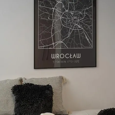 Trendy With Office Near Main Station By Renters ヴロツワフ