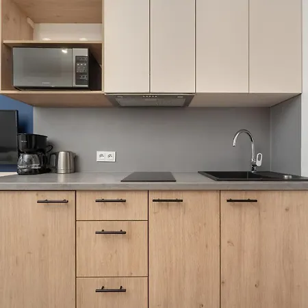 Trendy With Office Near Main Station By Renters アパート