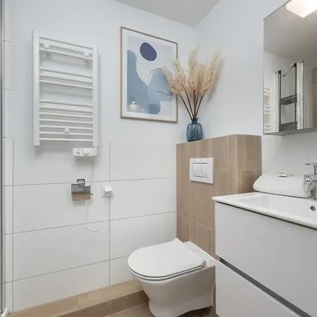 Trendy With Office Near Main Station By Renters ヴロツワフ