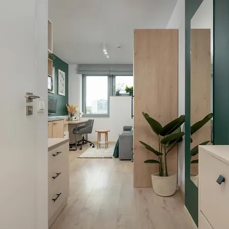 Trendy With Office Near Main Station By Renters ヴロツワフ