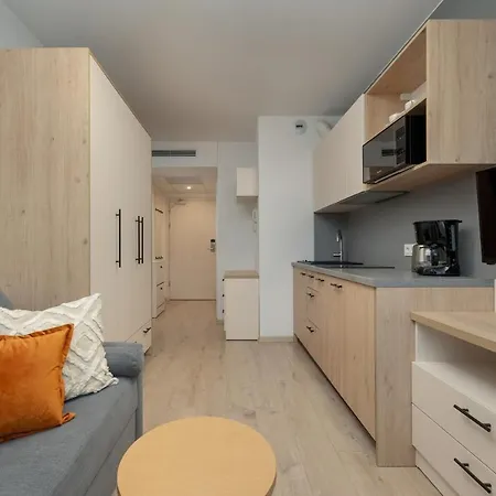 アパート Trendy With Office Near Main Station By Renters ヴロツワフ