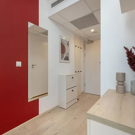 Trendy With Office Near Main Station By Renters *