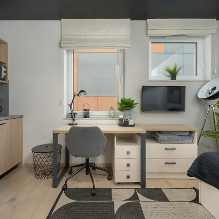 Trendy With Office Near Main Station By Renters ヴロツワフ