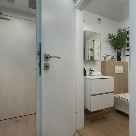 Trendy With Office Near Main Station By Renters