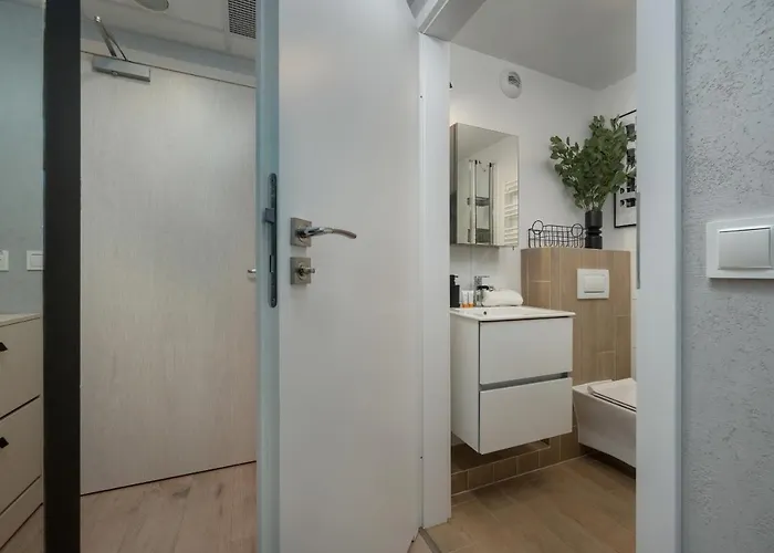 Trendy With Office Near Main Station By Renters